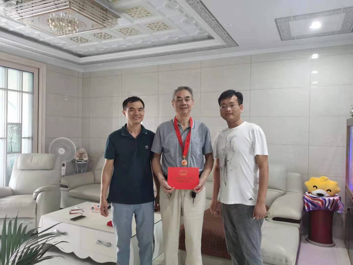 住建局开展走访在党50年老党员活动